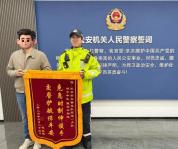 早高峰，杭州一男子突发心梗，交警护航一路大吼：“往里靠！往里靠一点！”