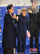 斯琴高娃扶着牛犇雨中走红毯 温情一幕成焦点