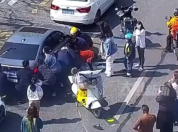 女子遭开门杀卷车底哭到无声 外卖小哥一声呼喊六人合力救出