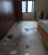 游客称公园公厕环境脏乱差 当地致歉 承诺加强管理