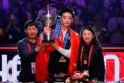 吴宜泽身披国旗捧杯 中国斯诺克新辉煌