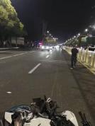岳阳一摩托车斑马线上撞人致2死1伤 飙车族危害公共安全