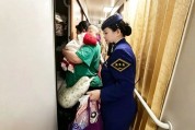 一个人带娃乘火车只抢到上铺？列车长：这题我会