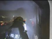 男子出门忘拔充电器引发火灾 安全提示需牢记