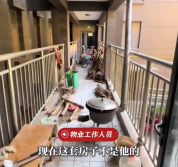 住户在连廊上生火做饭 物业回应