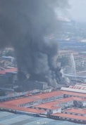 河南商丘农贸市场发生火灾 黑烟冲天 火势迅速蔓延