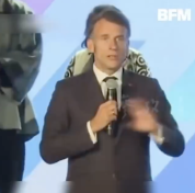 马克龙当众发火前遭打断,当场情绪激动向人群高声喊话