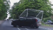 英国司机车顶球门上路被查 自摆乌龙受罚
