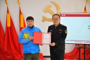 闪送骑手送单途中救下天桥上的轻生女子，奖金全捐了
