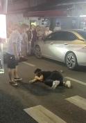 警方回应广州两男子街头互殴 冲突已依法处理