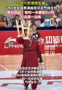 8岁女孩表演板凳功夫气场全开 8岁女孩习武有时一天练9小时