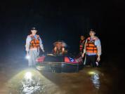 救援现场民警挨家搜寻转移群众 洪水中的生命守护者