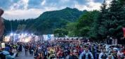辽宁关门山越野跑“野人哥”爆火 旧衣大哥成焦点