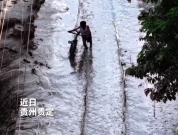 洪灾后奋力推车的小男孩好感人 ​网友：历经风雨终将遇见美好