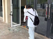 女生被校内炸裂玻璃砸伤缝针 事发后系主任称“是小事”