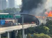 深圳南坪快速路起火隔音棚烧毁严重 车辆事故引发火灾