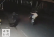 印度男子街头遭抢劫 扔砖头把劫匪砸下摩托车