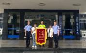 95后交管大队队员的执着救了一条命 人民卫士获赞
