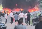 74岁老人烧杨絮引燃20辆汽车 意外火情引发关注