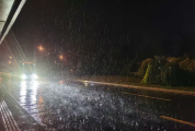 济南一地铁站暴雨天免费发放爱心雨衣 企业携手传递温暖