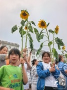 妹妹高举向日葵迎接姐姐出考点 温馨一幕感动众人