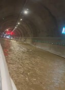 亲历者称隧道涌水像海浪拍车！