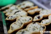 女子不会包粽子发明“新式粽子” 葫芦粽成市场紧俏货