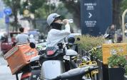 高温下坚守岗位的劳动者 烈日酷暑中的身影