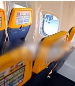 客机飞行中舷窗炸裂 乘客头部被吸出 强气流致险情