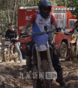 民警双手合十感谢给灾民送物资骑手：谢谢兄弟们