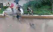 沈阳暴雨一男子倒在积水中 多人施救 紧急送医抢救