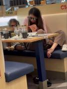 女子带娃在滨寿司餐桌前刮脚指甲 店内消杀一小时处理