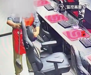 阿姨网吧推椅子撞倒一排电脑桌 老板：刚好那时店里没人，没让阿姨赔偿