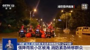 沈阳消防员连夜涉水转移老人 紧急救援暖人心