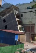 当地回应5层民房坍塌部分建筑坠江 无人员伤亡
