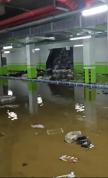 沈阳一小区地下车库塌陷 暴雨后墙体坍塌暴露垃圾