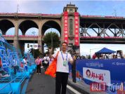 43岁副教授50分钟完成长江横渡 圆梦江城波浪间