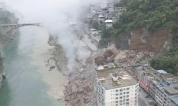 重庆有烟花爆竹店被推至河边：全埋了 山体崩塌致店铺掩埋