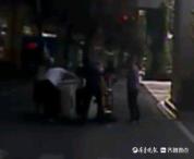 老人驾三轮车侧翻男子主动帮忙抬起 公交司机暖心救援