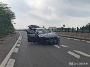 过度依赖智驾翻车！车辆跑偏撞护栏，很多车主都犯这错