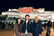 小伙带父母花2.5万从广州打车到西藏 圆梦之旅感动无数网友