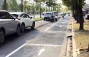 新划收费车位反添堵？交警回应车主齐刷刷占道停车