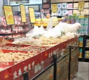 女子将狗放在散装货架 超市下架货品 宠物进店引争议