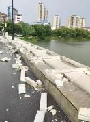 湖北一桥梁护栏被整排吹倒碎落一地 强风所致无人员受伤