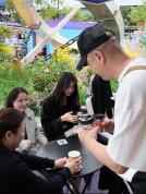 李亚鹏云南咖啡店开业 家人齐聚温馨开业日