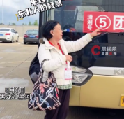 我看了天气预报了！广州奶奶东北旅游穿羽绒服配凉鞋