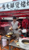 13岁少年白天写作业晚上夜市炒粉：热锅起油、打蛋加料……