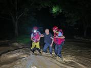 一地深夜暴雨 救援人员蹚水转移村民 山村紧急救援行动