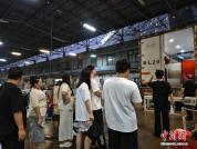 年轻人流行起夜间“拼蟹” 时令美食成新风尚