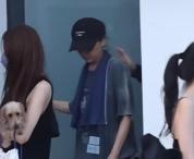 李嫣和同母异父姐姐窦靖童聚会 姐妹情深氛围好